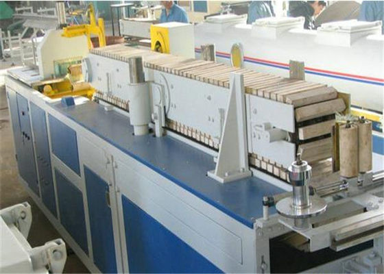 ポリ塩化ビニールの幅木の放出機械、プロフィールの生産ライン/Profielのプラスチック押出機