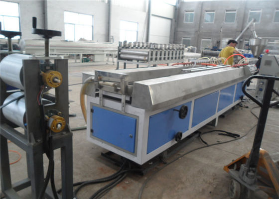 機械、ポリ塩化ビニールのプラスチック プロフィールの放出ラインを作る木製およびプラスチック壁パネル ポリ塩化ビニールのプロフィールの生産