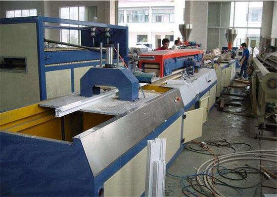 木製のドア板のための紫外線保護プラスチックWPCプロフィールの生産ライン放出機械