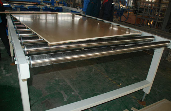 フル オート ポリ塩化ビニールWPCの泡板機械構造の型板の作成