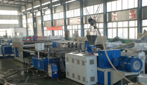 良い価格 WPC Builingの型板の木製のプラスチック合成の放出ライン、WPCの泡板押出機 オンライン