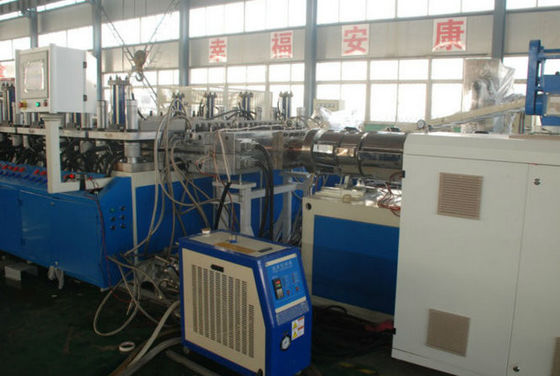 良い価格 複数の層の泡のシート押し出し機3つの層のポリ塩化ビニールの泡板機械 オンライン