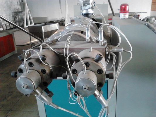 良い価格 ポリ塩化ビニールの双生児ねじプラスチック管の放出ライン、管の押出機機械 オンライン