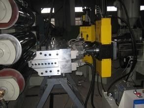 良い価格 機械ISO9001を作る1220mm WPCの構造の型板/WPCの家具板 オンライン