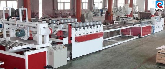 良い価格 自由な生産ライン ポリ塩化ビニールWPCの泡板機械はシート板装飾シートの泡立ちました オンライン