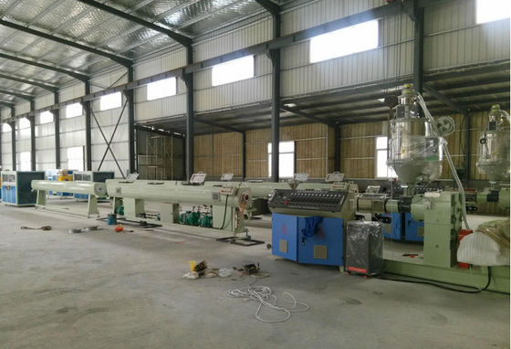 良い価格 PEの水/ガス管の生産ライン単一ねじ押出機、高性能のPEの配水管の放出ライン オンライン