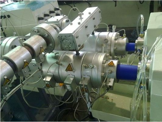 良い価格 雨水の排水ポリ塩化ビニールの双生児の管の放出機械、PPのPEポリ塩化ビニールの双生児の管の生産ライン オンライン