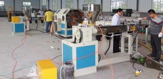 良い価格 高く有効なプラスチック放出機械柔らかいプラスチック管の生産ライン380X 50HZ オンライン