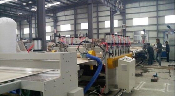良い価格 ポリ塩化ビニールWPCの窓のプロフィールの生産のための木製のプラスチック合成の放出ライン オンライン