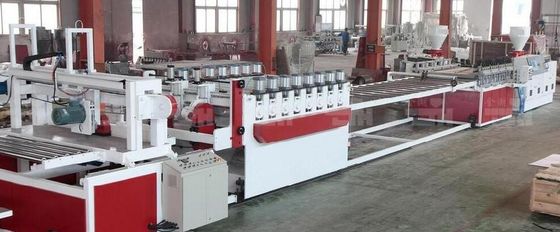 良い価格 木製のプラスチック合成の生産ライン/WPC板シートのプロフィールの押出機の機械類 オンライン