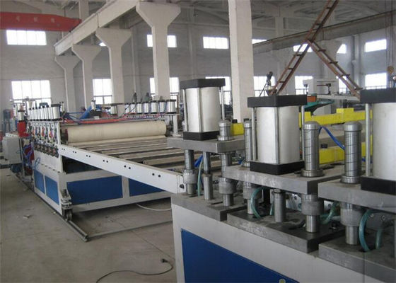 良い価格 高性能ポリ塩化ビニールの泡板機械、二重ねじプラスチック板放出ライン オンライン
