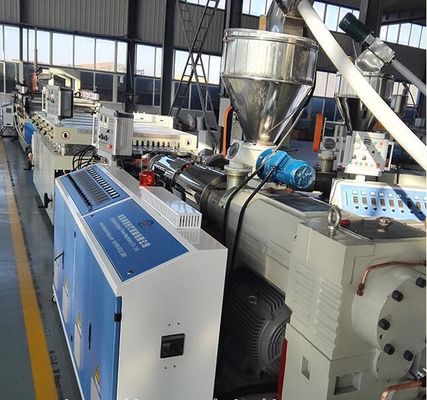 良い価格 350mmのローラーが付いている機械380kg/Hを作るWPCポリ塩化ビニールの泡板 オンライン