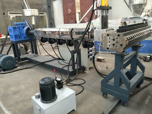 良い価格 セリウムISO9001 WPCの泡板機械/3層WPCの構造の型板の生産ライン オンライン