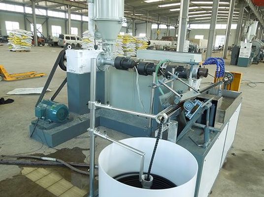 良い価格 自動波形の管の生産ライン、油圧ホースのSprialの保護袖の単一ねじ押出機 オンライン