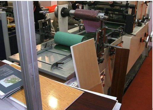 良い価格 高速木製のプラスチック合成の生産ライン/ポリ塩化ビニールWpcのプロフィールの放出ライン オンライン