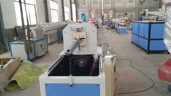 プラスチック波形の管のための機械を作る1台のねじ電気Peの管の押出機