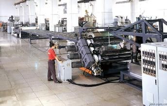 良い価格 380V 50HZポリ塩化ビニールの泡板放出機械、プラスチック板生産ライン オンライン