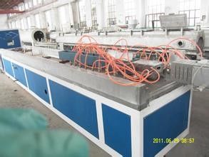 良い価格 プロフィールの機械類を柵で囲むWPCの手すりのプロフィールの押出機 オンライン