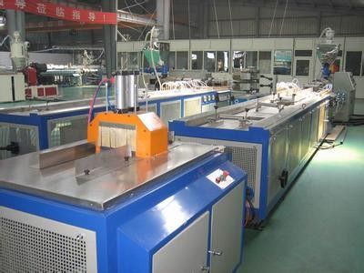 良い価格 WPCの床のプロフィールの放出ライン、パレット プラスチック プロフィール機械 オンライン